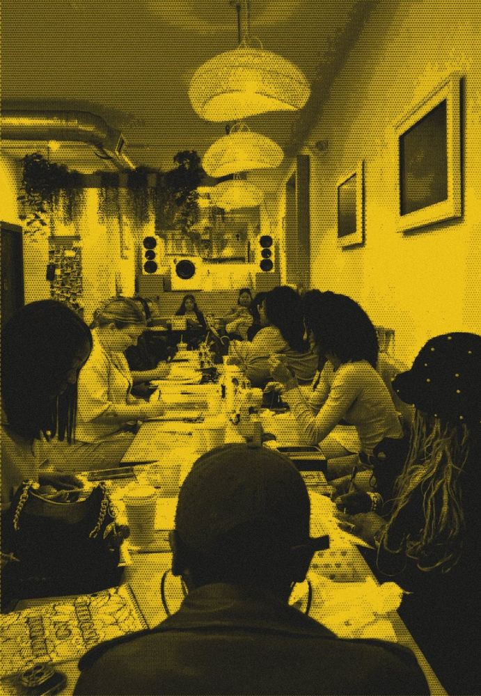 A long dinner table at a Créer Social Session